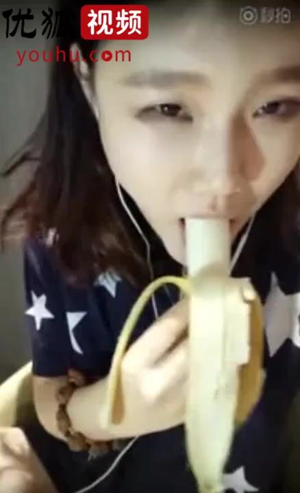 又含又舔！正妹直播「香蕉絕技」網友石更：忙找紙巾
