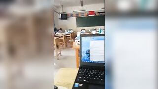 [在线]大白天女生在教室里帮男同学吹萧