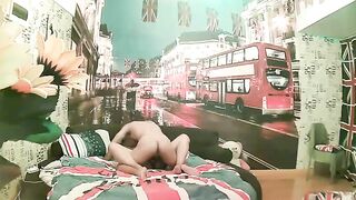 【偷拍】精品特色酒店英国伦敦主题套房偷拍床上搞得还不过瘾来到镜头前的椅子上草