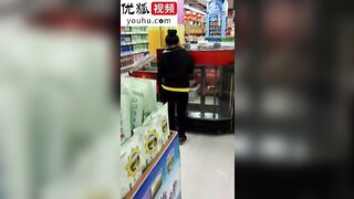 猥男跑到超市里无惧摄像头撸射玩手机的售货员妹子