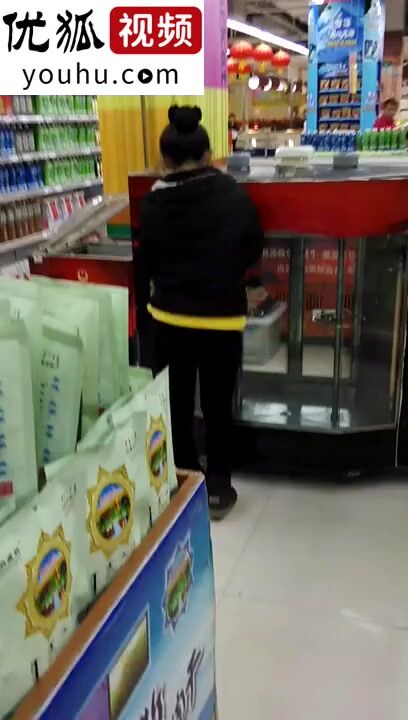 猥男跑到超市里无惧摄像头撸射玩手机的售货员妹子