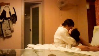 国内小夫妻度蜜月在旅店洗完澡后脱去浴袍做爱身材特给力