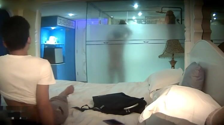 网络摄像头偷窥系列：宾馆约会同校苗条女友洗完迫不及待的热吻进入