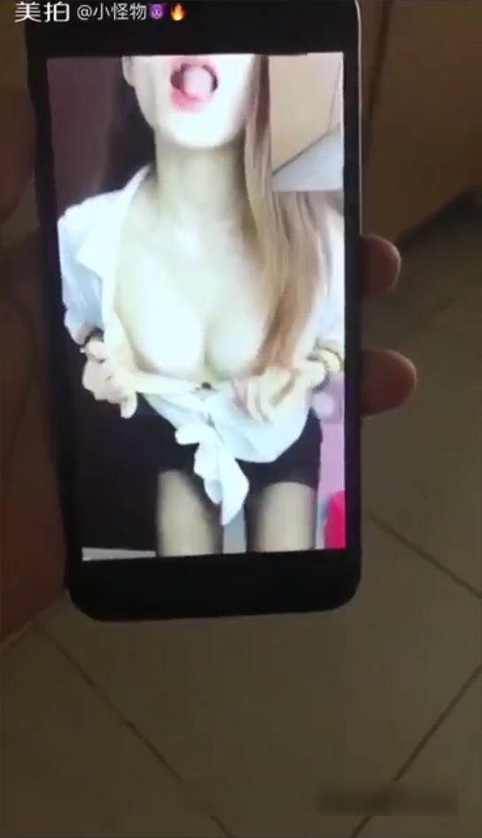 【在线】胸大腰细的网红美女鹿少女在家和男友手机视频勾引他 1V