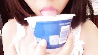 【在线】Kanami酱 – 吃酸奶 (7P+3V)