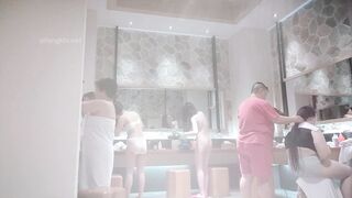 澡堂子内部员工偷拍几位大奶子少妇洗澡