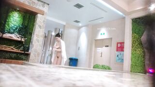 洗浴中心内部员工偷拍几个白白嫩嫩的少妇洗澡洗BB