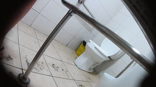 厕拍大神潜入韩国首尔大学女厕偷拍❤️女生们一起尿尿，讨论自己喜欢的男生的类型