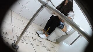 厕拍大神潜入韩国首尔大学女厕偷拍❤️女生们一起尿尿，讨论自己喜欢的男生的类型