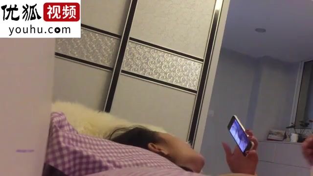 媳妇穿着开裆丝袜用手机看着淫秽视频躺在床上被干享受不一样的快感