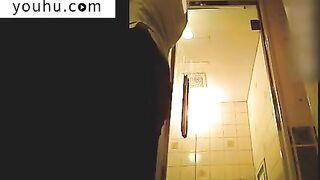 某酒店女服务员偷拍多名大奶住客洗澡视频曝光