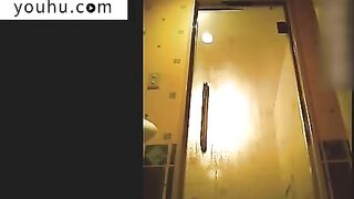 某酒店女服务员偷拍多名大奶住客洗澡视频曝光