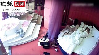 情趣酒店水滴摄像头监控偷拍两个女同开房磨豆腐看地上的奢侈品两个应该家境不错