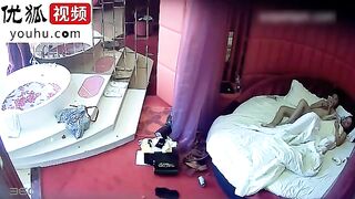 情趣酒店水滴摄像头监控偷拍两个女同开房磨豆腐看地上的奢侈品两个应该家境不错