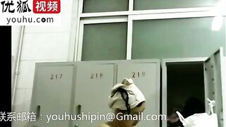 北京邮电大学女生澡堂假装接电话拍洗澡的女生完整版下