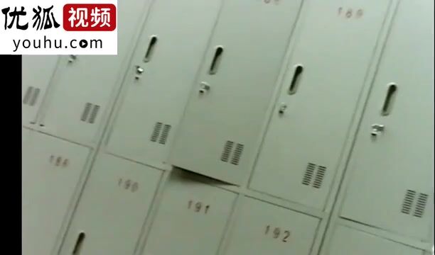 北京邮电大学女生澡堂假装接电话拍洗澡的女生完整版下