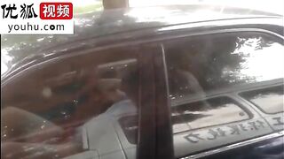 超疯狂，广州1对男女，大白天在马路边脱光车震，旁边车里人一直在拍都没停