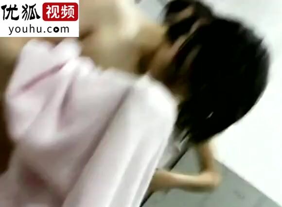 北京邮电大学女生澡堂假装接电话拍洗澡的女生完整版上