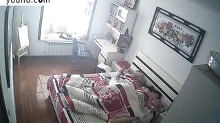 黑客破解家庭摄像头偷拍手臂纹身哥早上起床和媳妇来一发晨炮