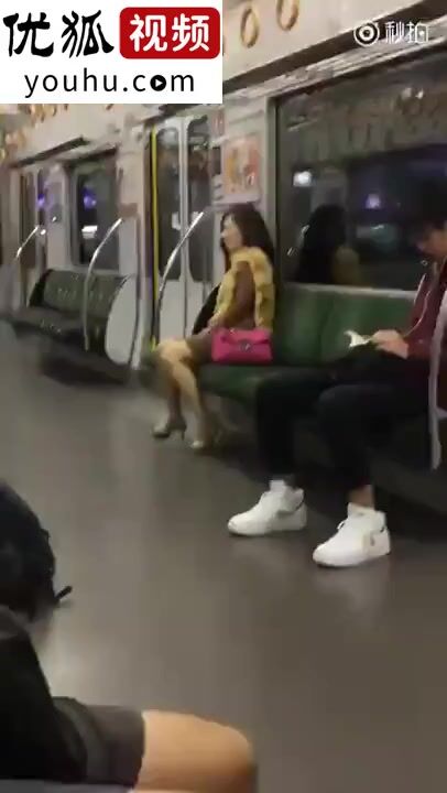 地铁站碰到一个寂寞的女人