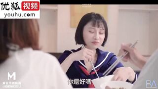 麻豆传媒&皇家华人传媒联合出品 晚餐吃姐姐男友的屌 风骚妹妹偷吃姐姐男友