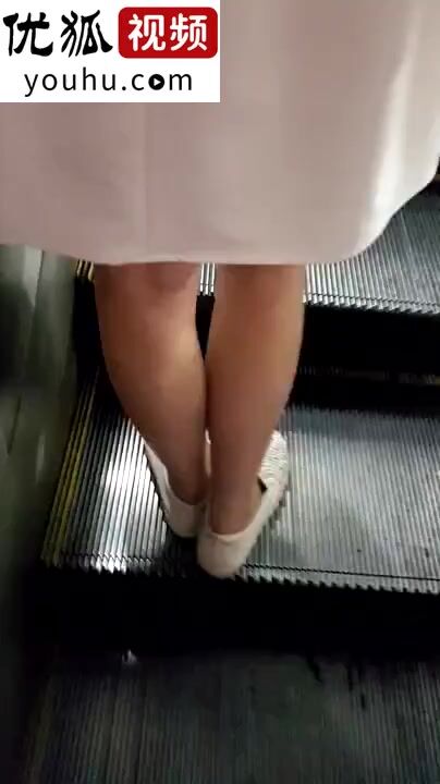 变态偷拍电梯穿着短裙的妹子