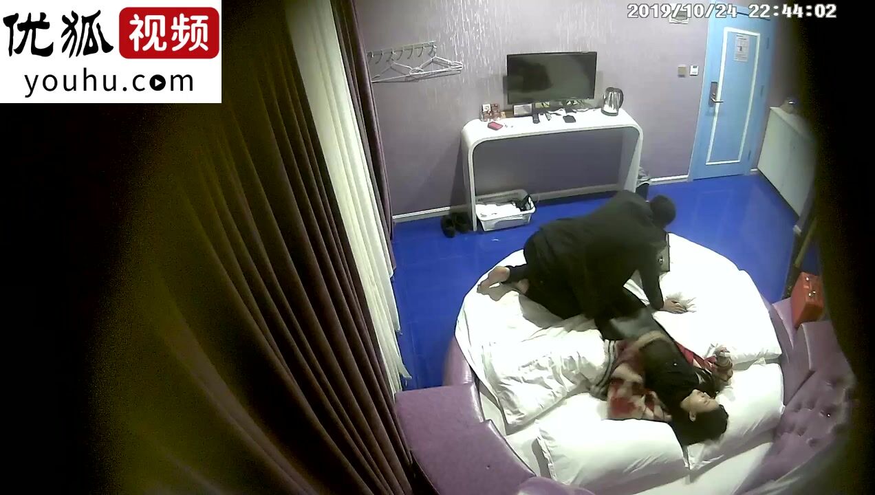 情趣酒店震动圆床360摄像头偷拍躺在上面让人欲把不能夫妻俩先躺在上面好好体验一番