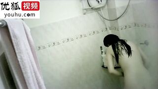 邪恶的房东浴室暗藏摄像头偷拍白白嫩嫩的美少妇洗澡
