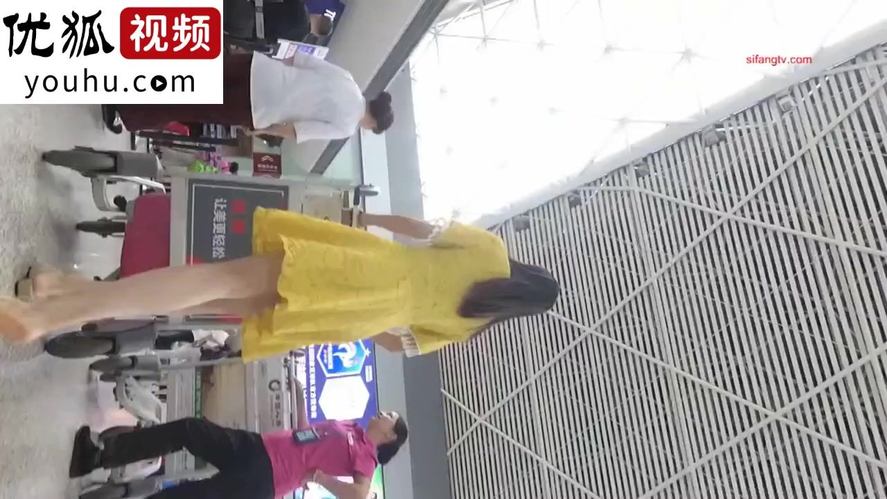 机场露脸超清抄底黄色连衣裙美妇