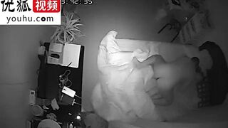黑客破解家庭摄像头偷拍隔壁胖哥和娇小媳妇晚上临睡前过性生活