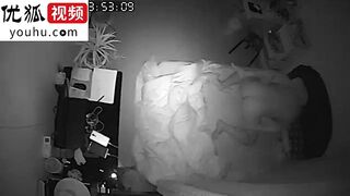 黑客破解家庭摄像头偷拍隔壁胖哥和娇小媳妇晚上临睡前过性生活