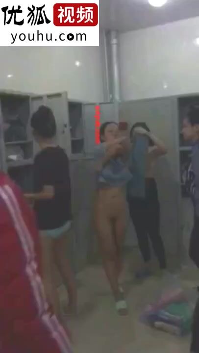 女友偷偷拍摄她们大学女宿舍的室友脱衣服洗澡
