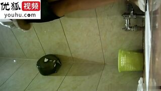 偷拍美女服务员尿尿 尿完在厕所里偷懒玩手机