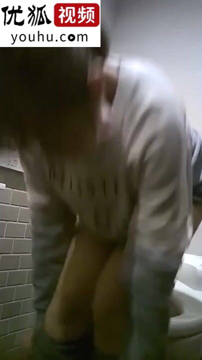 外站九月流出高校女厕座厕偷拍大学生妹子尿尿有几个逼毛性感很有撸点