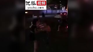 马路上两个妹子在打架