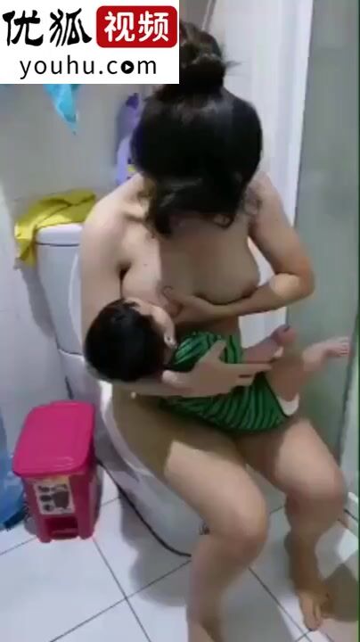男子自拍老婆卫生间坐马桶喂奶视频不慎流出