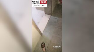坐标上海，【小情侣挑战户外公厕啪啪】，直接在女厕所里开干，细腰翘臀，紧张刺激好疯狂