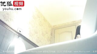 广州某峰大酒店KTV女厕偷拍几个3陪小姐撅着屁股尿尿还有个金发洋美女