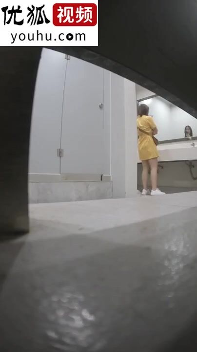 最新流出办公楼厕拍系列 打电话的黄衣妹子小逼很是肥厚
