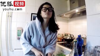 北京嫩模瑶瑶御姐范和男友裸体在厨房一边做菜一边被玩逼