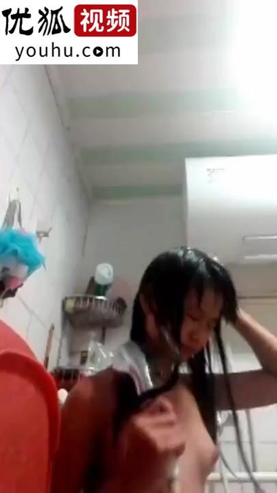 清纯小嫩妹在卫生间洗澡玩自拍 小咪咪乳头粉粉微微凸起