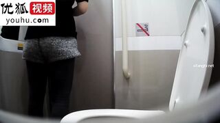 四月最新流出高铁列车上偷拍车上流动性太大座厕不卫生美眉们都不敢坐喜欢撅着屁股尿尿
