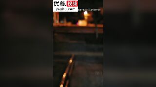 【淫乱眼镜娘】杭州大二学生，深夜街头勾引陌生人，到公厕脱光口爆，场面刺激淫荡，真是个小骚货