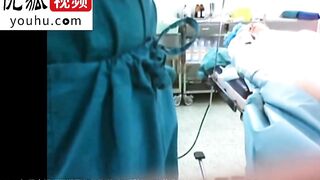 某医院偷拍准备做手术插着导尿管的美女 术前的全过程 基本都是男护士