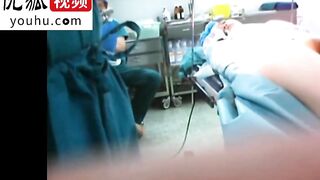 某医院偷拍准备做手术插着导尿管的美女 术前的全过程 基本都是男护士