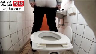 外站流出俄罗斯厕所偷拍个个都是大白屁股在你面前幌1