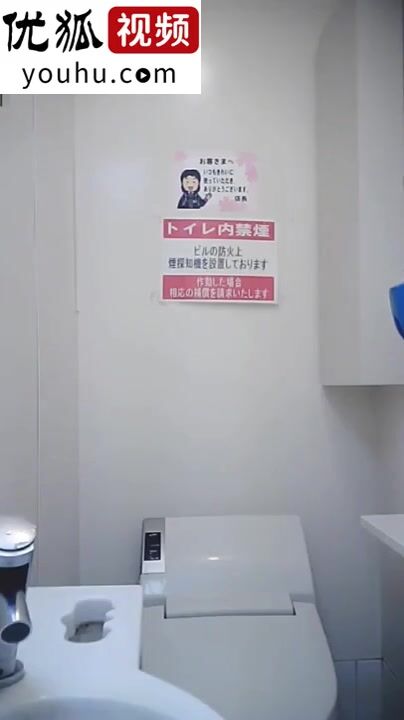 日本厕所偷拍，美女如云啊，原来女神上厕所时这个样纸的！！
