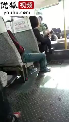 公交车上偶遇性感大妈