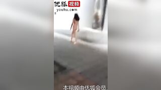 逛街都能看到赤身裸体的女人