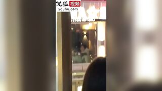 韩国拍到的情侣餐厅上演肉搏戏